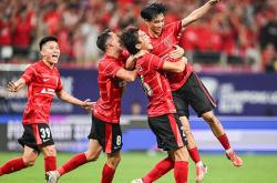 注册领彩金成都蓉城训练开放日，赛前门线救险引欢呼，欧冠在即，更衣室氛围转暖的简单介绍