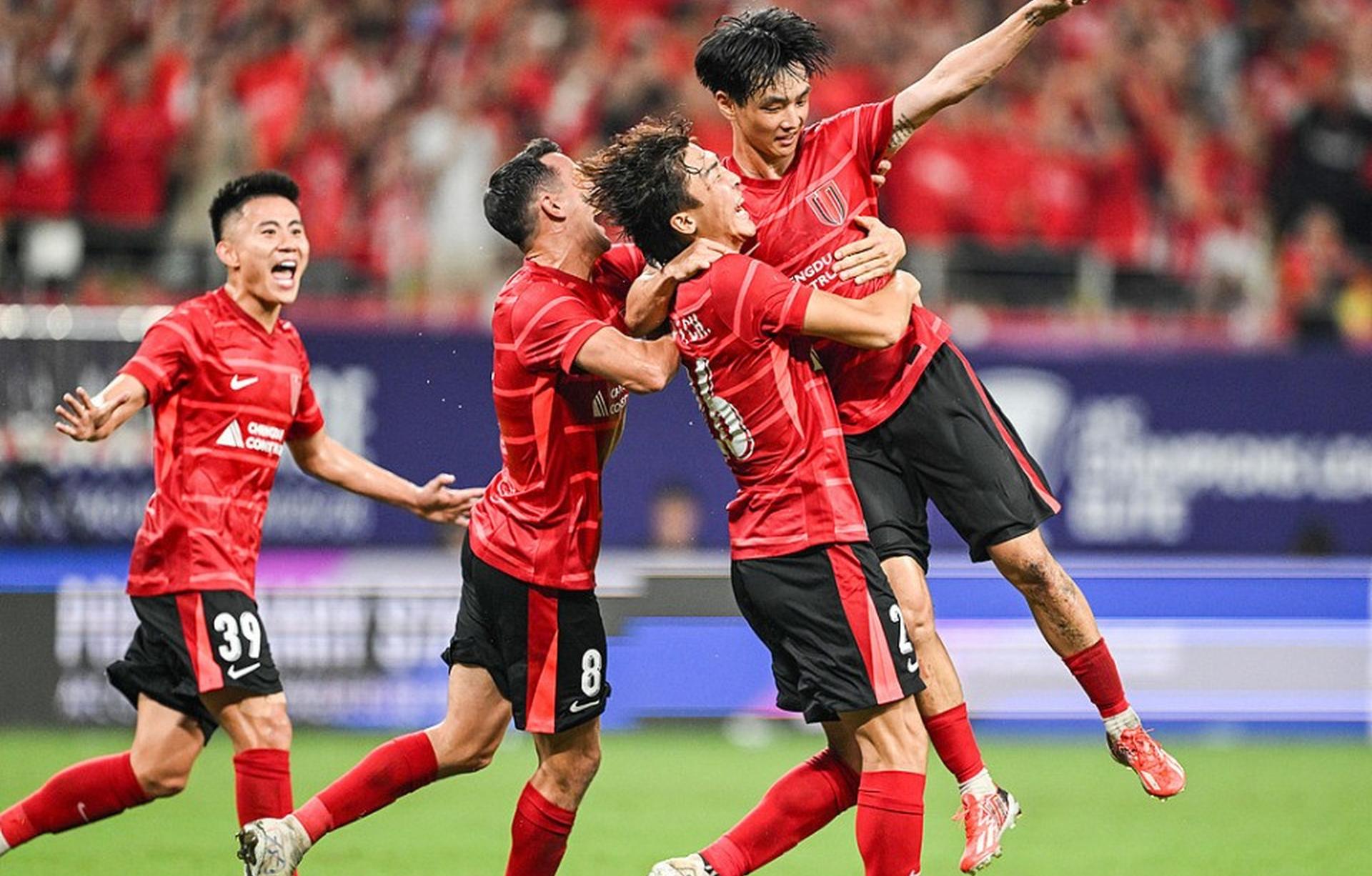 成都蓉城训练开放日，赛前门线救险引欢呼，欧冠在即，更衣室氛围转暖的简单介绍